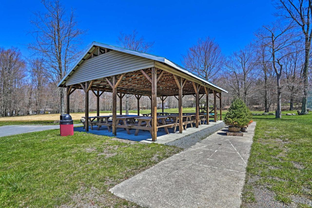 Tobyhanna Home With Hot Tub And Fire Pit Walk To Lake Exterior photo