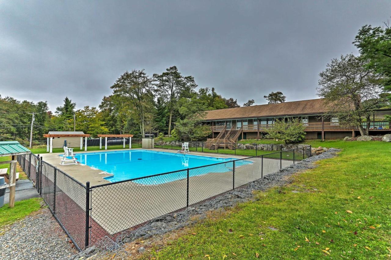 Tobyhanna Home With Hot Tub And Fire Pit Walk To Lake Exterior photo