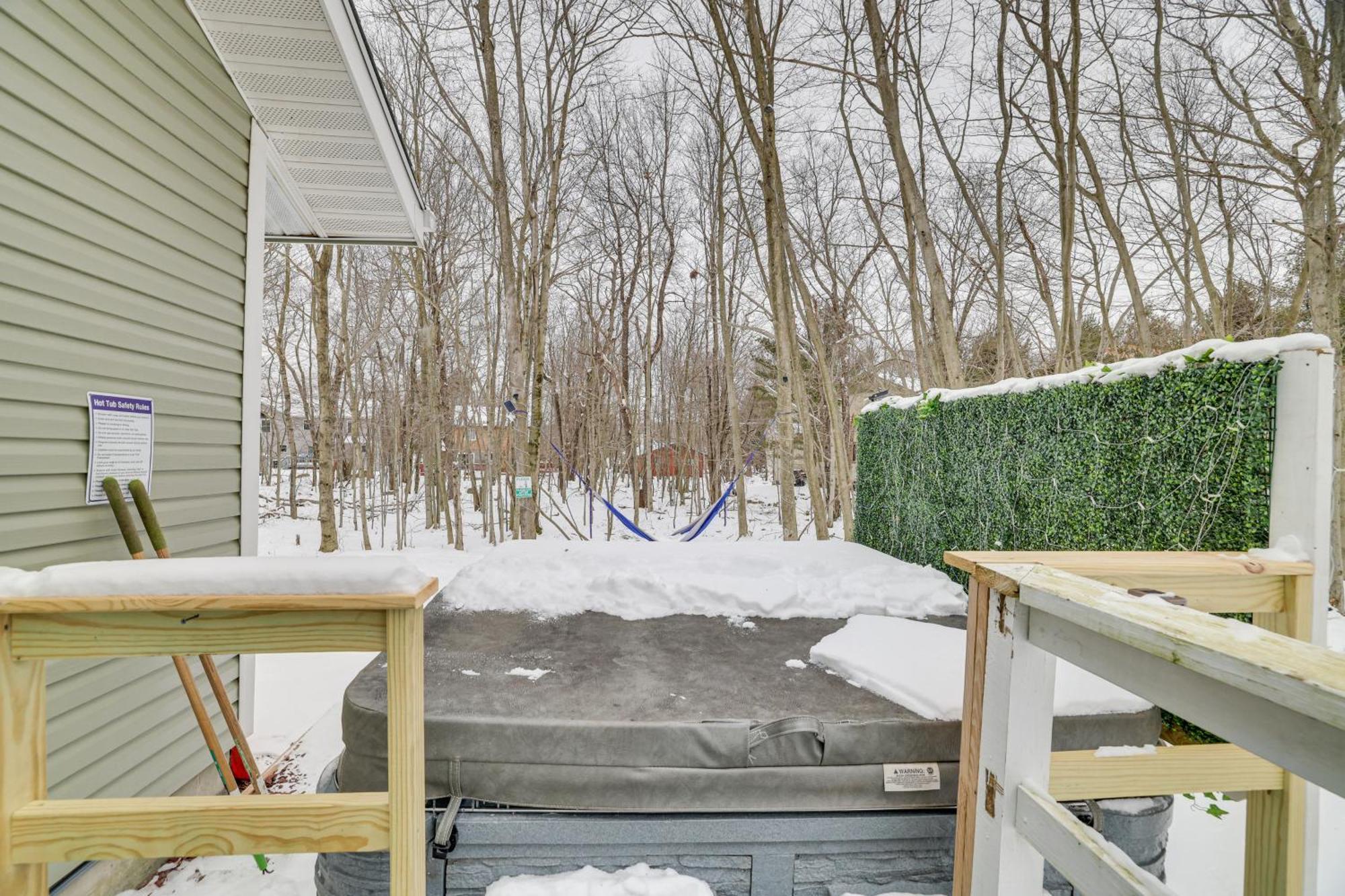 Tobyhanna Home With Hot Tub And Fire Pit Walk To Lake Exterior photo