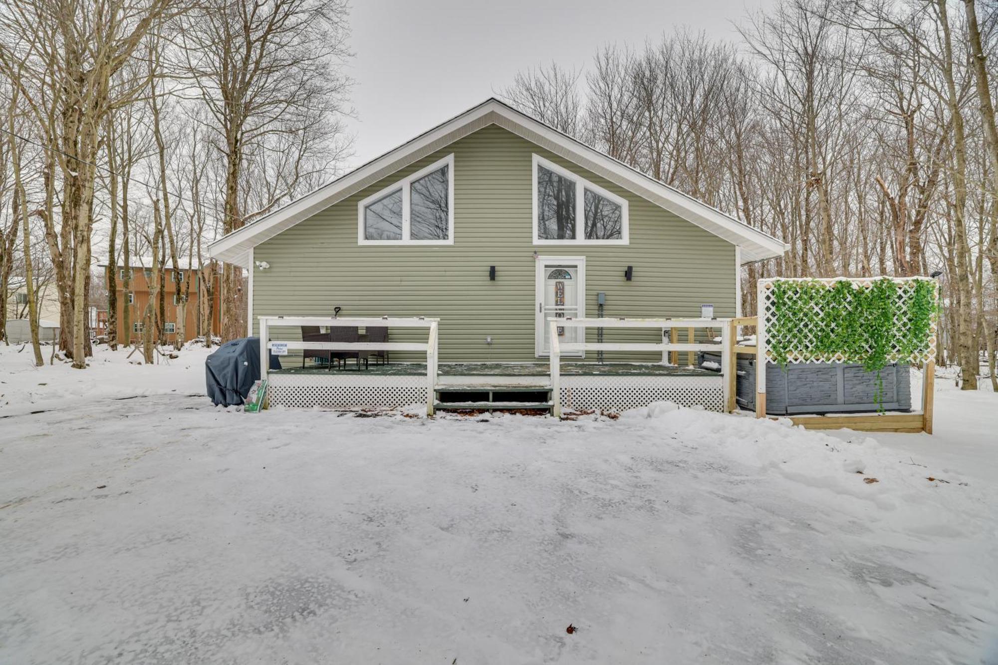 Tobyhanna Home With Hot Tub And Fire Pit Walk To Lake Exterior photo